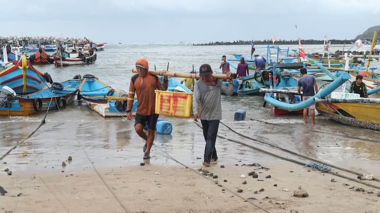 Pancer Village Fishermen Catching Fish (Rendra Rafsanjani Arifin / EcoRanger)