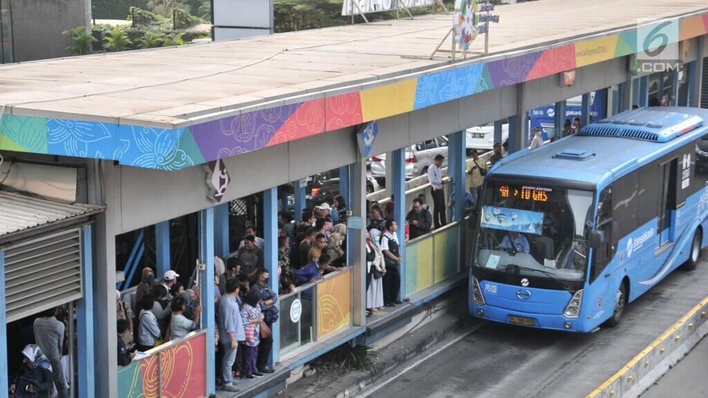 Transjakarta Bus Passengers Waiting for Bus (Merdeka.com/Iqbal S. Nugroho)