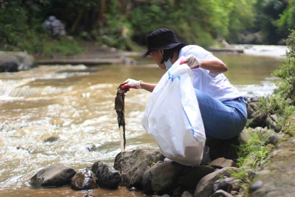 River Clean Up Starter Kit (Faqih Mauludin / Greeneration Foundation)