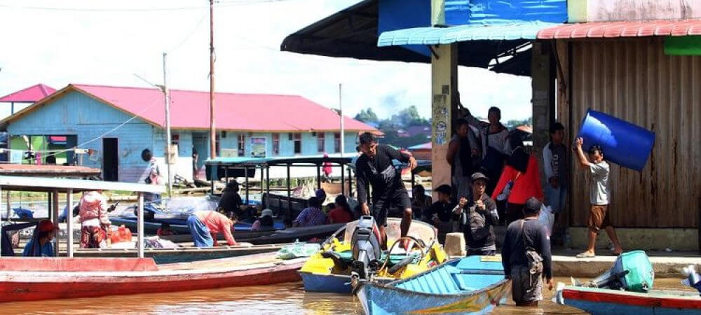 Ilustrasi warga menggunakan perahu motor saat terjadi banjir di Sintang Kalimantan Barat (Sumber: ANTARA FOTO/Jessica Helena Wuysang)