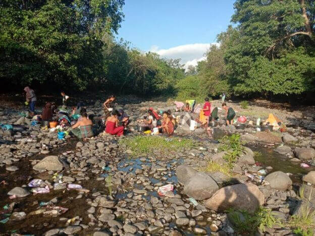 Warga Manggarai, Nusa Tenggara TImur mandi dan mengambil air di sungai yang debitnya mulai mengering. (Sumber: Media Indonesia/Gilbert Lewar)