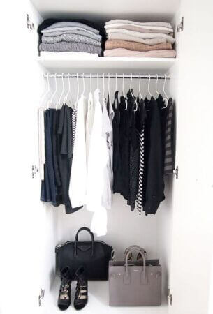 Audit pakaian di lemari agar tidak menumpuk. (Sumber: Pinterest)