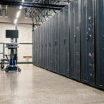 rak server di pusat data (sumber: pexels/brett sayles)