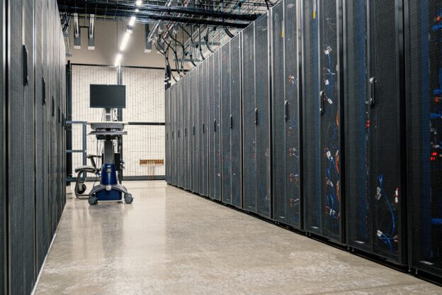 rak server di pusat data (sumber: pexels/brett sayles)